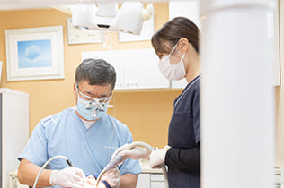 ロイヤル歯科医院たまプラーザ院長治療シーン